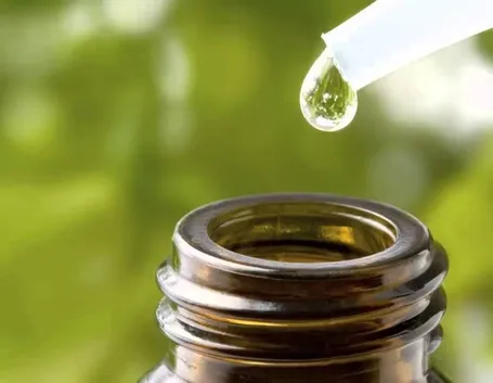 boccetta con olio essenziale di origano in primo piano