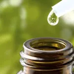 boccetta con olio essenziale di origano in primo piano