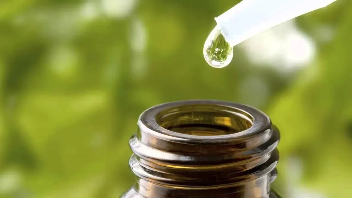 boccetta con olio essenziale di origano in primo piano