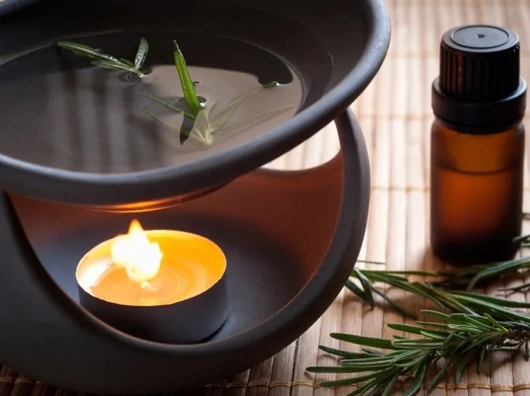 Il profumo dell'olio essenziale di rosmarino aiuta concentrazione e volontà