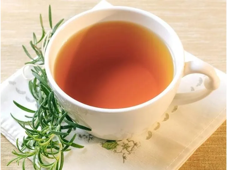 L'olio essenziale di rosmarino si può anche bere, mescolato con miele e acqua calda