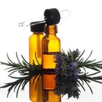 boccette di olio di rosmarino con rametto di rosmarino