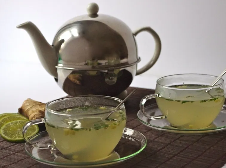 Tisana allo zenzero e teiera