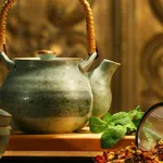 Acqua calda, erbe e teiera: il necessario per preparare una tisana.