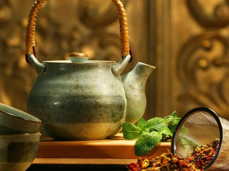 Acqua calda, erbe e teiera: il necessario per preparare una tisana.