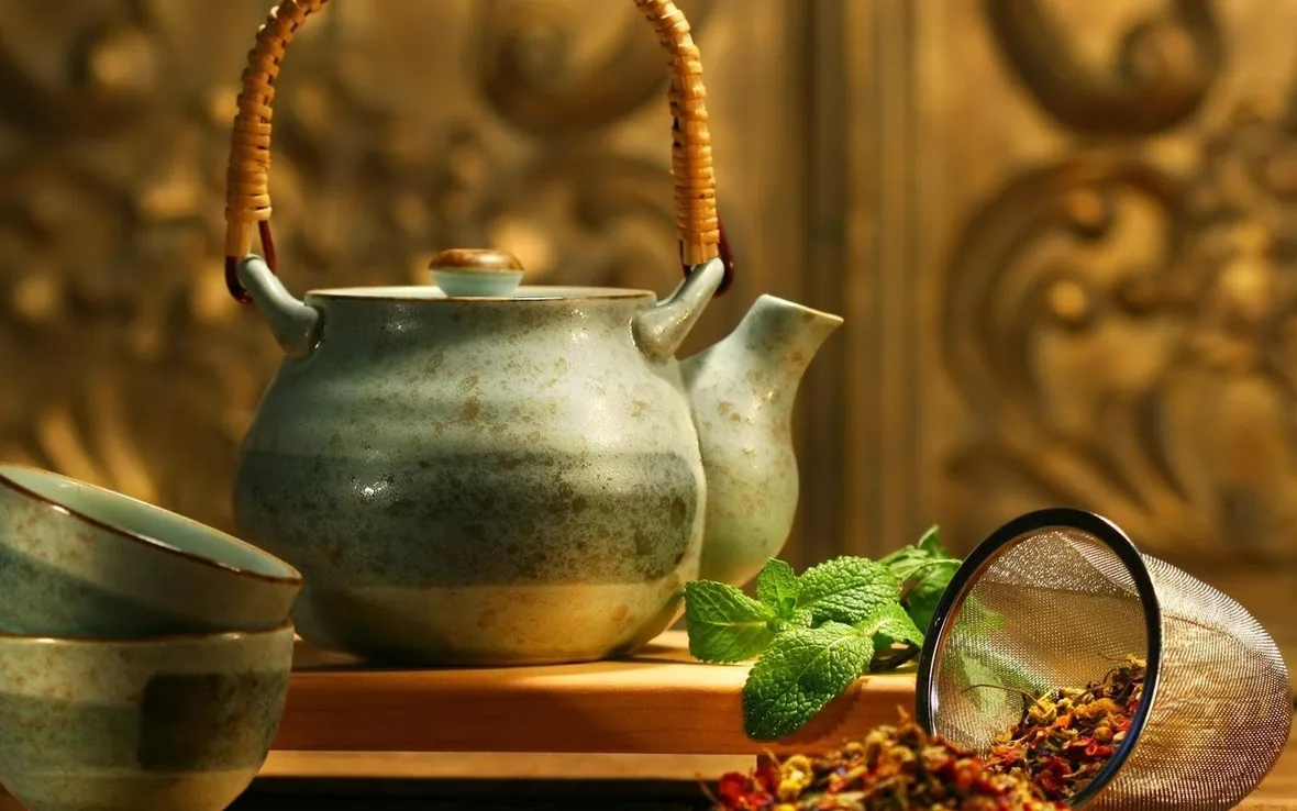 Acqua calda, erbe e teiera: il necessario per preparare una tisana.