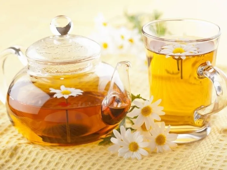 I fiori di camomilla sono tra i più diffusi rimedi popolari per favorire il riposo