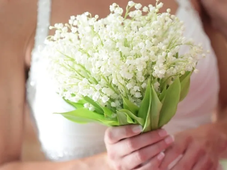 Un bouquet matrimoniale fatto con i fiori di mughetto