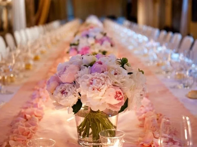 Decori floreali per ricevimento. Foto presa da bridalguide.com