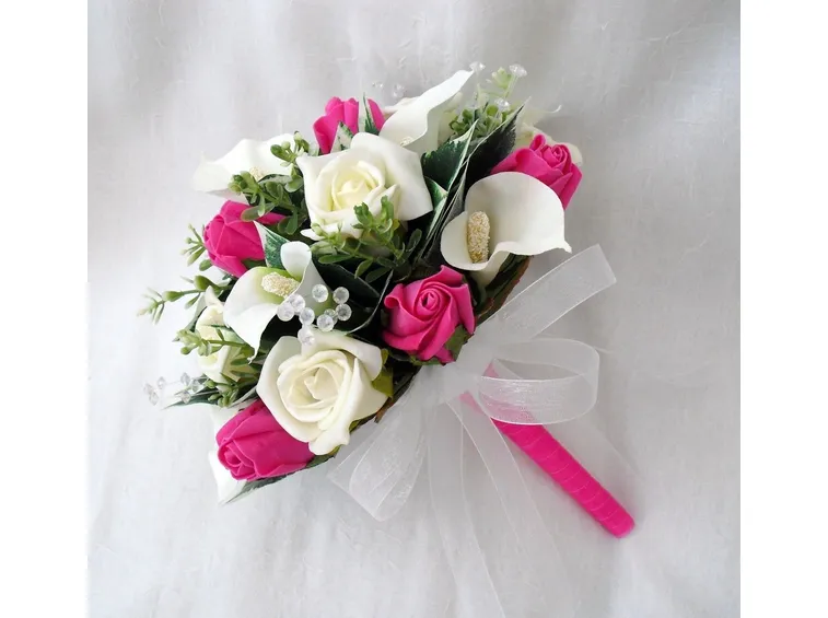 Bouquet raffinato per una sposa in stile romantico. Foto presa da indiantraditionalflowers.com