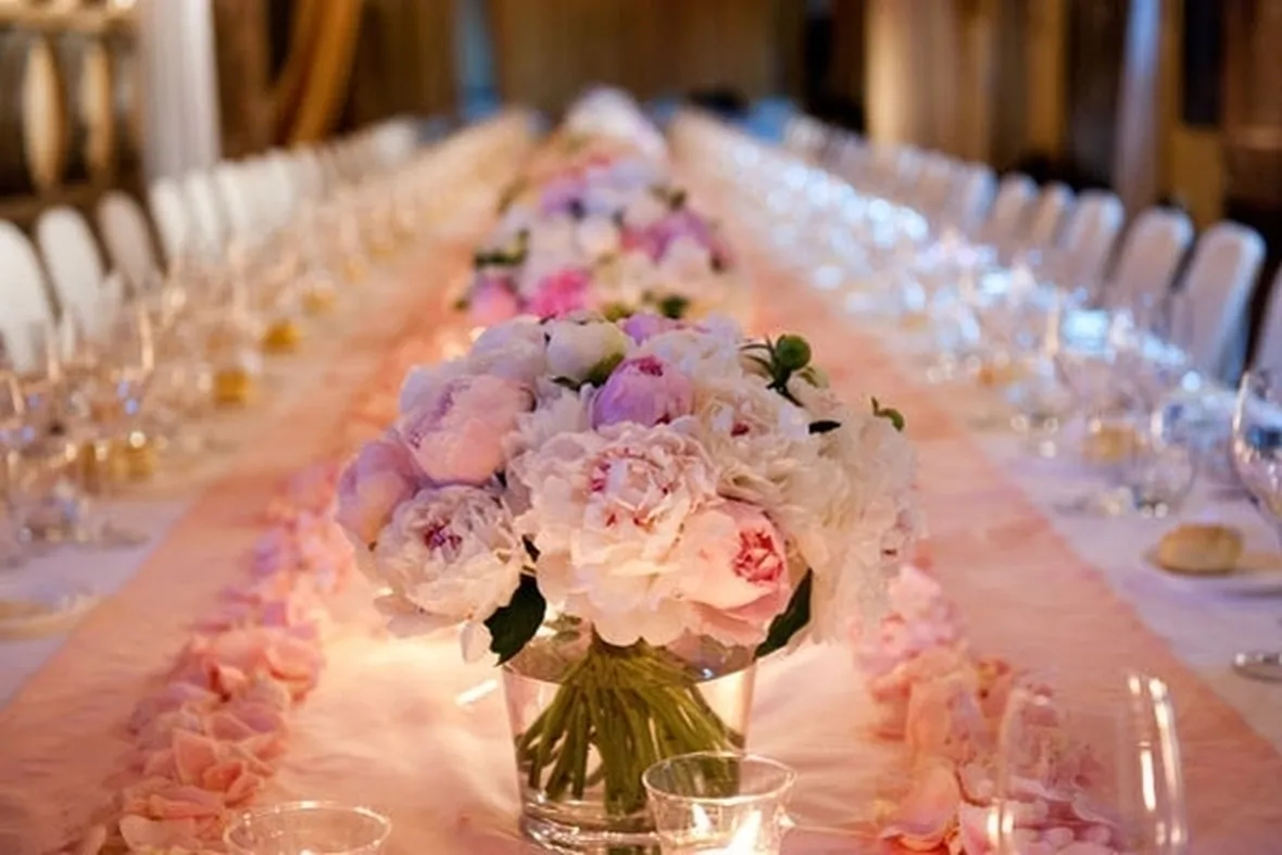 Decori floreali per ricevimento. Foto presa da bridalguide.com