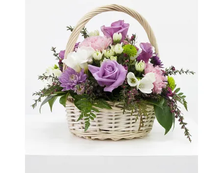 Cesto in vimini con fiori