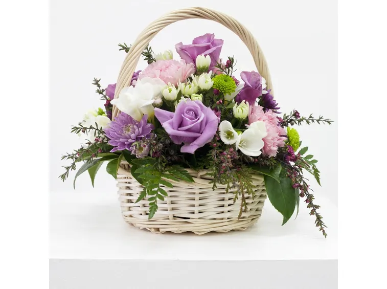 Cesto in vimini con fiori