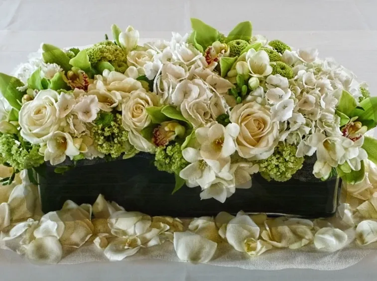 composizione di rose bianche