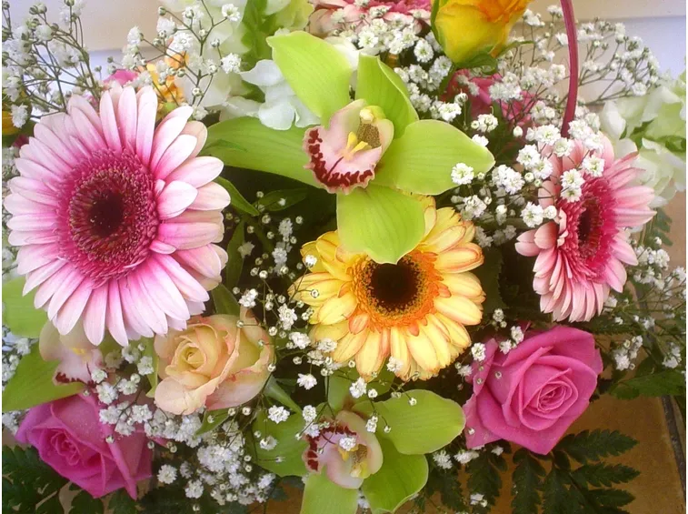 Composizione con gerbere, rose ed orchidee
