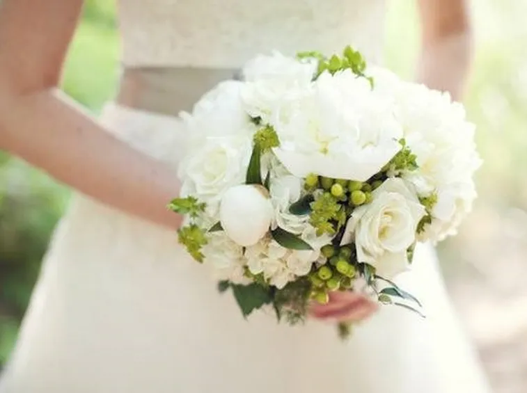 Esempio di bouquet da sposa realizzato con peonie e rose bianche.