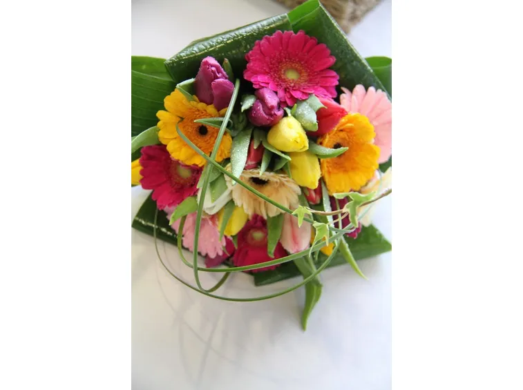 Esempio di bouquet da sposa realizzato con tulipani e gerbere.