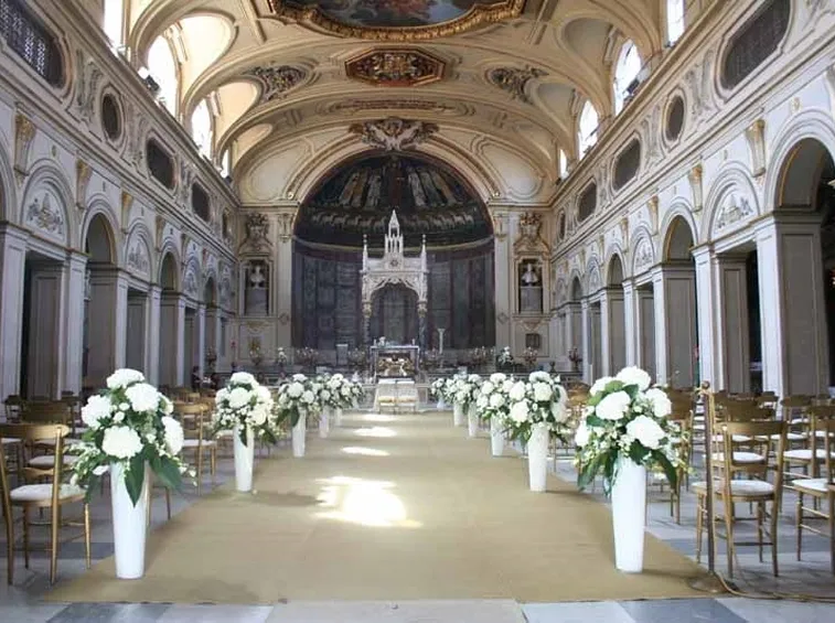 Una chiesa decorata con fiori per un matrimonio