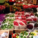 Un mercato dei fiori in una piazza