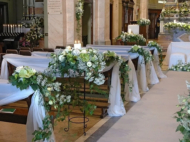 Una chiesa addobbata per una cerimonia