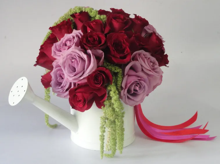 Rose rosse e rosa in una confezione originale