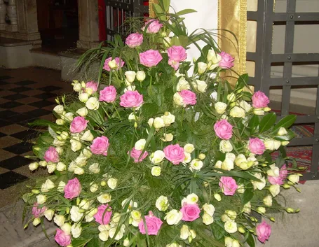 Composizioni floreali in chiesa