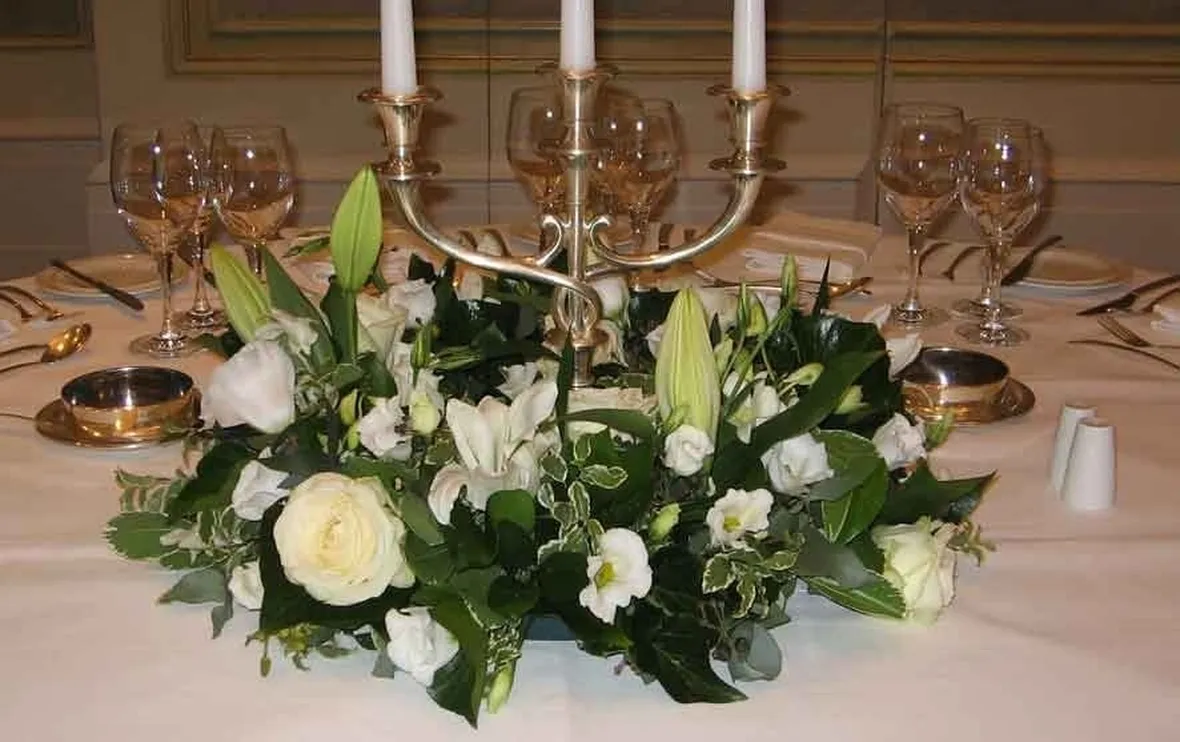 Composizione di fiori per un tavolo nuziale