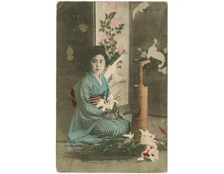 Donna giapponese che realizza un ikebana
