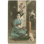 Donna giapponese che realizza un ikebana