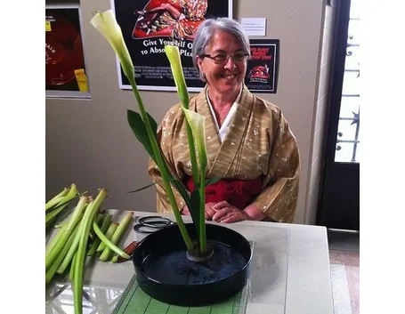 Signora che si cimenta nella nobile arte dell'Ikebana