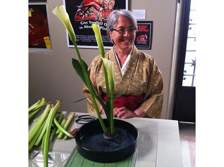 Signora che si cimenta nella nobile arte dell'Ikebana