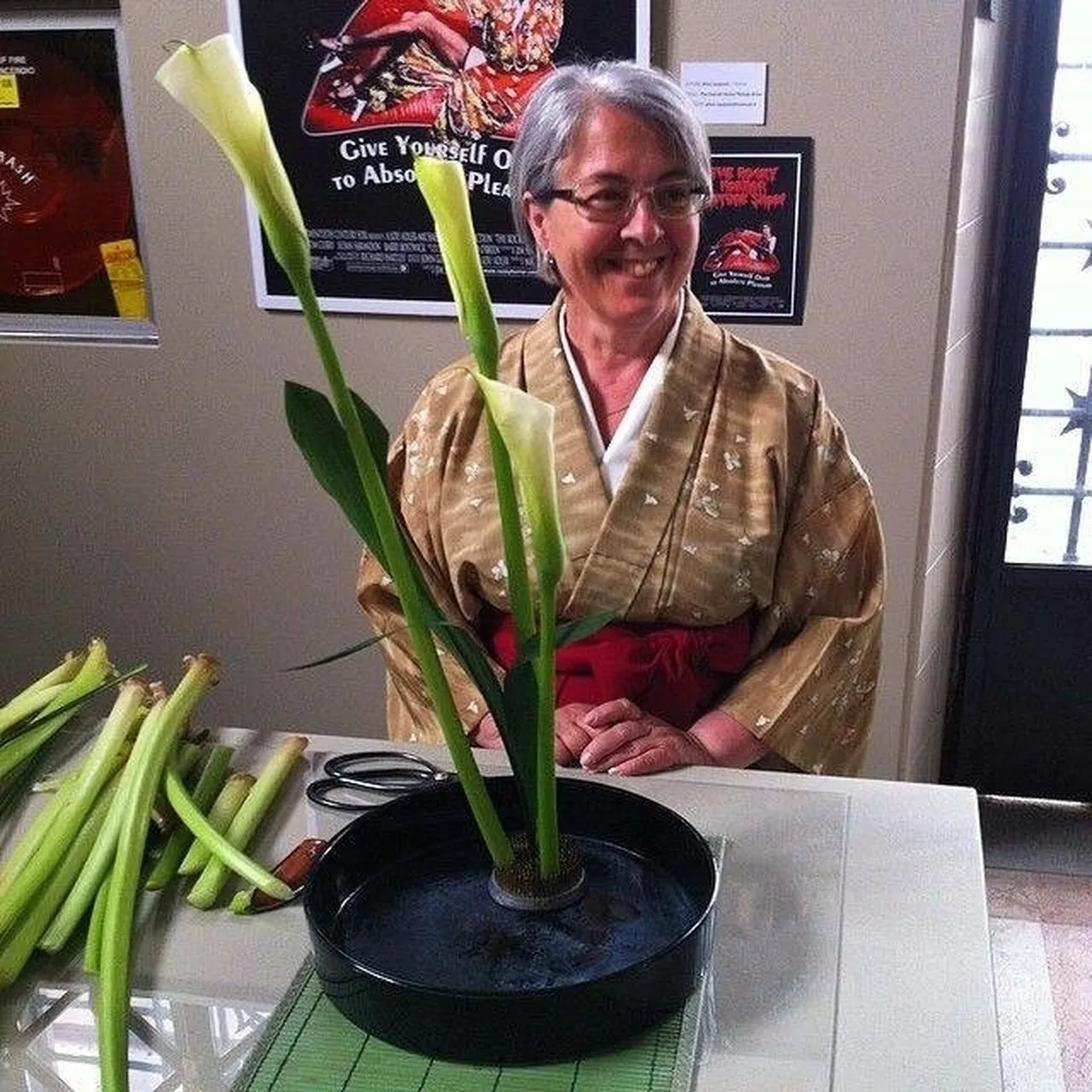 Signora che si cimenta nella nobile arte dell'Ikebana