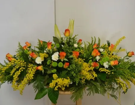 Composizione di mimose con boccioli di rosa