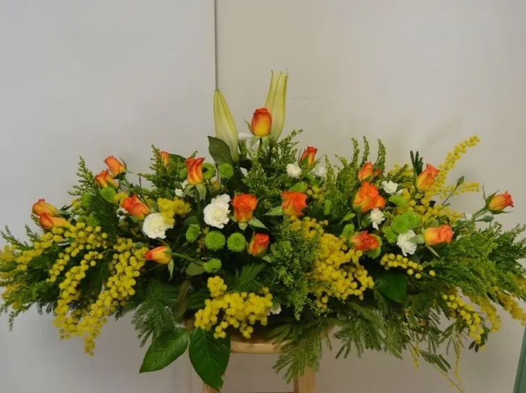Composizione di mimose con boccioli di rosa
