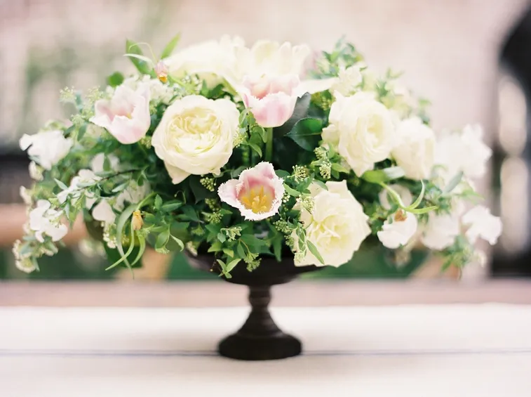 Composizione matrimoniale composta da tulipani, rose, pisello odoroso e spirea