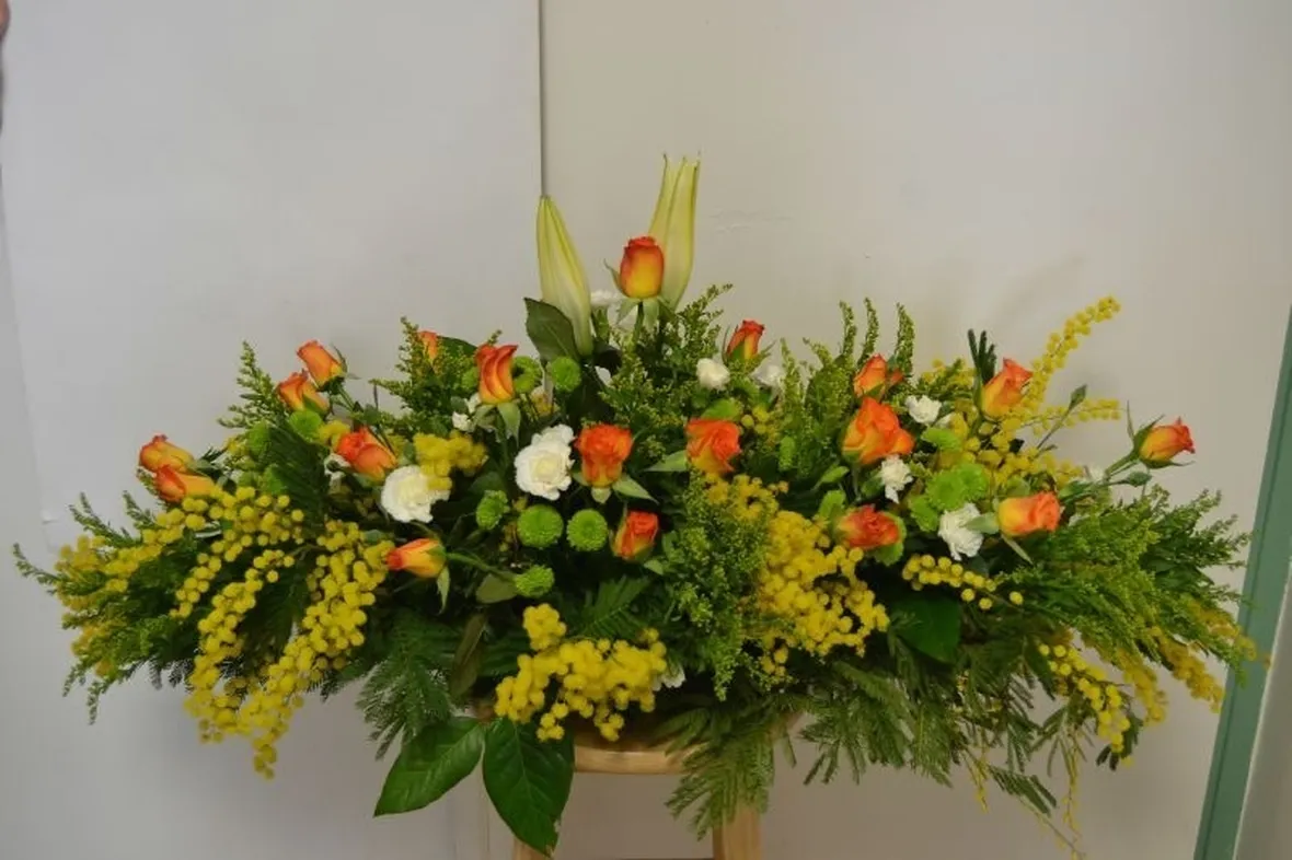 Composizione di mimose con boccioli di rosa