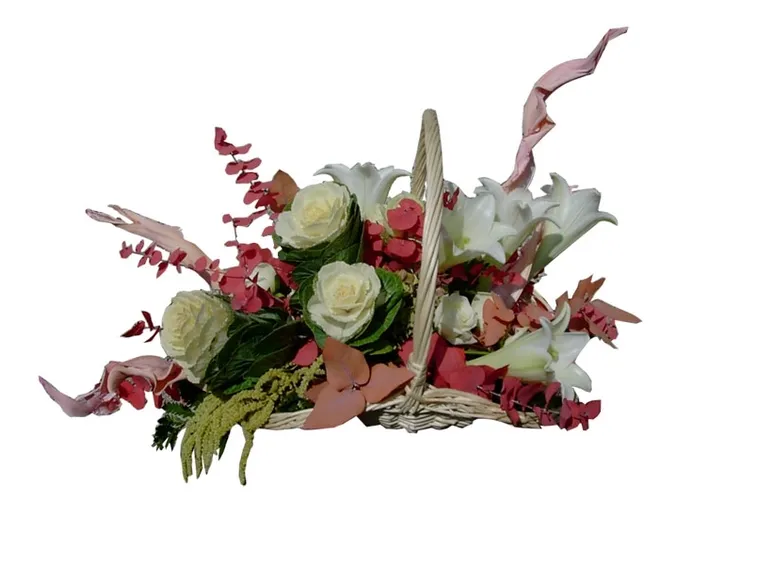 Composizione floreale con cestino