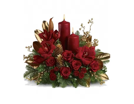 Fiori rossi, foglie d'oro e bacche oro e argento fanno da cornice alla classica candela rossa natalizia.