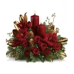 Fiori rossi, foglie d'oro e bacche oro e argento fanno da cornice alla classica candela rossa natalizia.