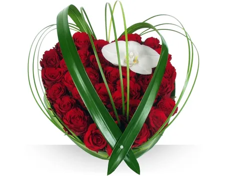 Un romantico cuore di rose rosse confezionato con un tocco d'artista.