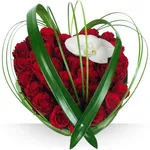 Un romantico cuore di rose rosse confezionato con un tocco d'artista.