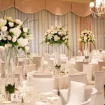 sala da ricevimento con addobbi floreali