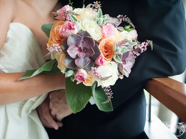 bouquet con fiori colorati