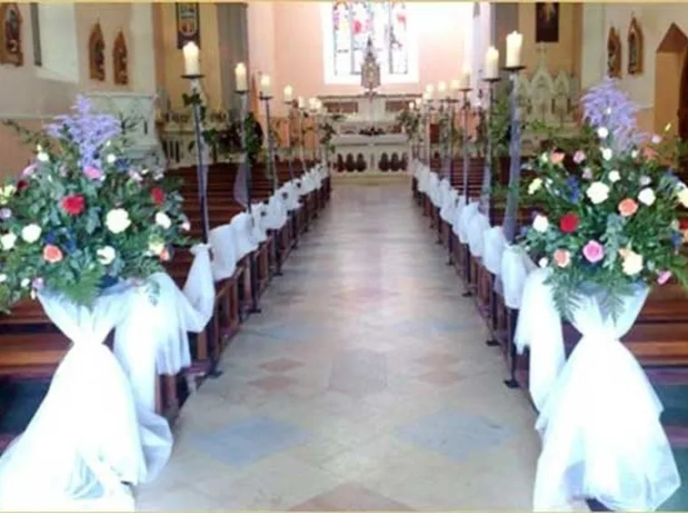 chiesa addobbata per il matrimonio