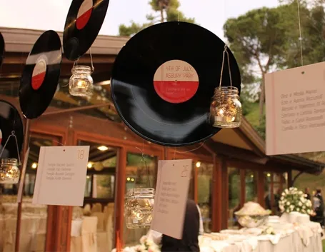 Utilizzare vecchi oggetti che abbiamo in casa rende le decorazioni per matrimonio fai da te lo specchio delle nostre passioni