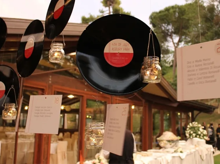 Utilizzare vecchi oggetti che abbiamo in casa rende le decorazioni per matrimonio fai da te lo specchio delle nostre passioni