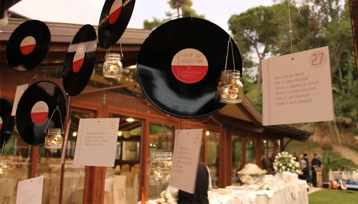 Utilizzare vecchi oggetti che abbiamo in casa rende le decorazioni per matrimonio fai da te lo specchio delle nostre passioni