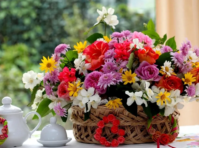 omaggio ai fiori in un cestino in vimini