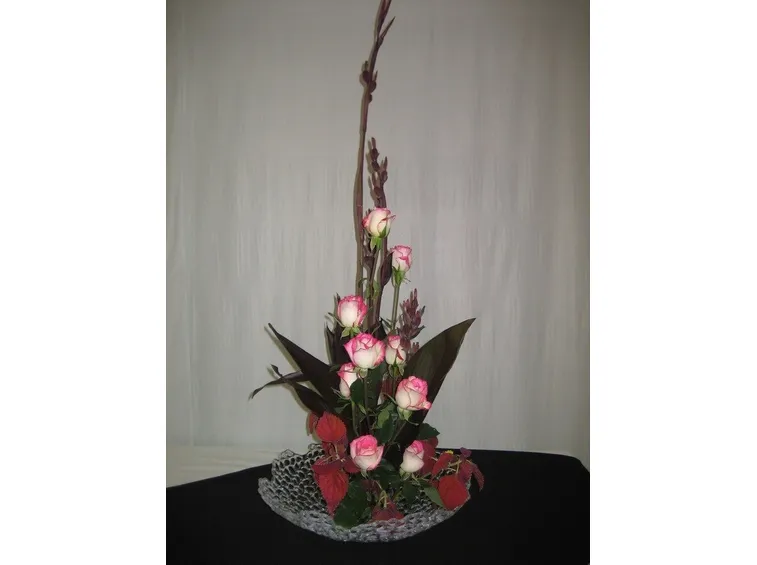 Ikebana con rose rosa