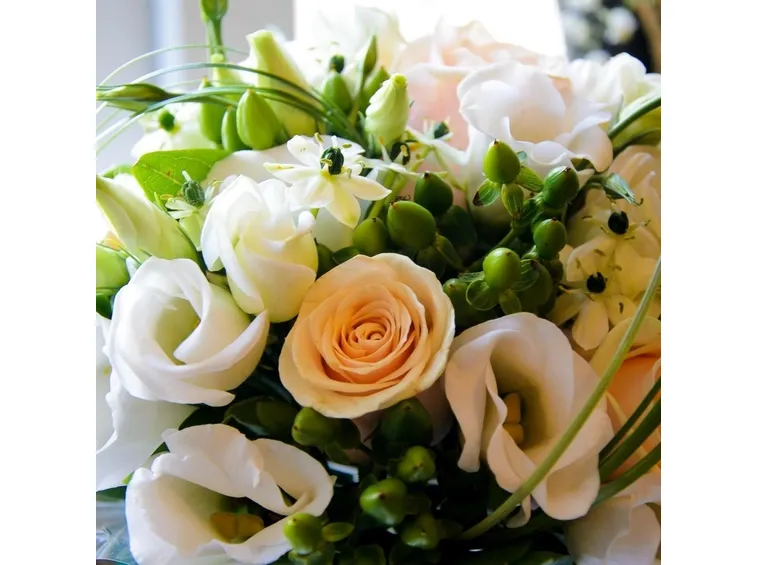 esempio di bouquet con lisianthus